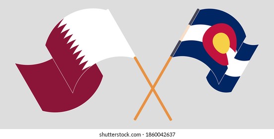 Cruzando y ondeando banderas de Qatar y el Estado de Colorado
