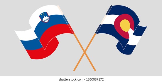 Banderas cruzadas y ondeando banderas de Eslovenia y del Estado de Colorado