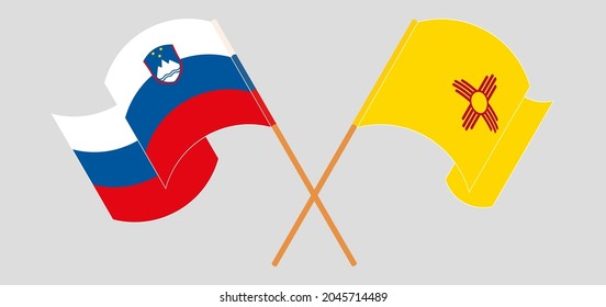 Banderas cruzadas y ondeando banderas de Eslovenia y del Estado de Nuevo México