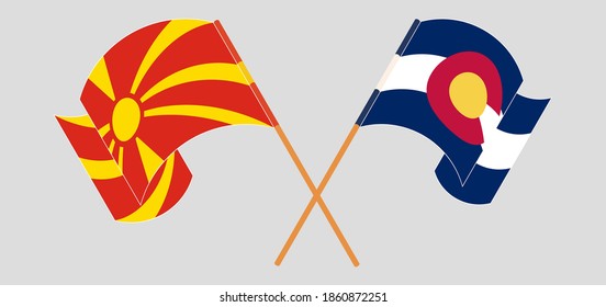Banderas cruzadas y ondeando banderas del Estado de Colorado y del Norte de Macedonia