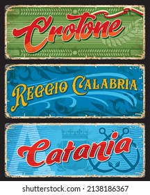 Crotone, Reggio Calabria y Catania stickers y platos de viaje. Banderas de estaño de ciudades italianas o pancartas vectoriales gruesas. Planchas de la región de viajes de Europa con tipografía vintage, adornos y escudo de armas