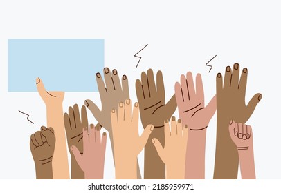 Una multitud de personas de diferentes nacionalidades y en una protesta. Manos con una plantilla vacía de carteles y pancartas. Manifestación callejera y defensa de sus derechos. vector plano