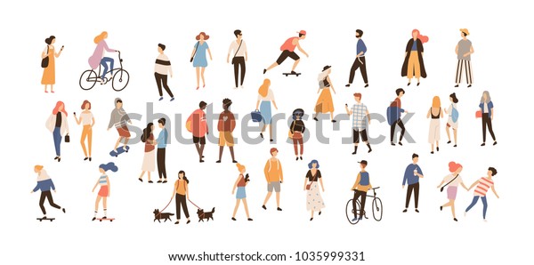 夏の野外活動をする人々の群れ 歩く犬 乗り物 スケートボード 白い背景に男性と女性の平らな漫画のキャラクターのグループ ベクターイラスト のベクター画像素材 ロイヤリティフリー 1035999331