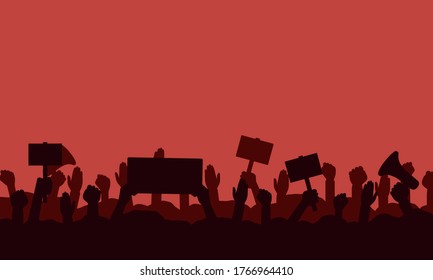 Multitud de manifestantes. Silhouettes de personas protestando con pancartas, megáfonos y levantando manos y puños. Concepto de lucha por sus derechos, revolución o protesta. Ilustración vectorial.