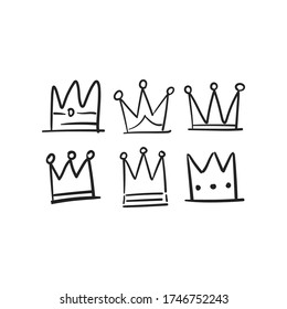 Colección de doodles de la corona. Juego de coronas de rey, reina, príncipe y princesa dibujado a mano.