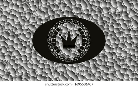 Kronensymbol im realistischen dunklen Emblem mit grauem Hintergrund. Vektorillustration Illustration. Detaillierte Angaben.