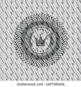 icono de la corona dentro del brillante emblema plateado. Patrón de escalas. Ilustración vectorial. Detallado.