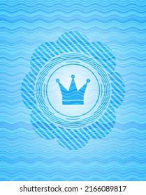 icono de la corona dentro del fondo del emblema del agua azul cielo. 