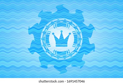 icono de la corona dentro de la insignia de la ola de agua.