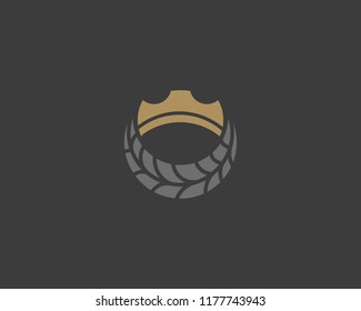 Logotipo de neumático de la corona. Logo del vector King del neumático automático.
