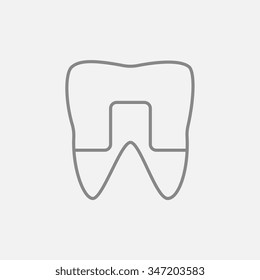 Icono de línea de dientes coronados para web, móviles e infografías. Icono vector de gris oscuro aislado en fondo gris claro.