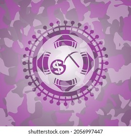 icono de minería de criptodivisa dentro del emblema camuflado rosado. 