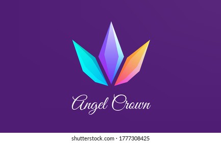 Crystal Crowns tiene forma de diamante y el diseño de un logo elegantemente colorido