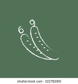 La mano pepino dibujada en tiza sobre un icono blanco vectorial de pizarra aislado en un fondo verde.