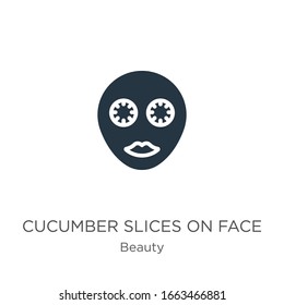 Recortes de pepino en el vector de icono de cara. Piezas planas de pepino en el ícono de la cara de la colección de belleza aisladas en fondo blanco. La ilustración vectorial puede utilizarse para el diseño gráfico web y móvil, 