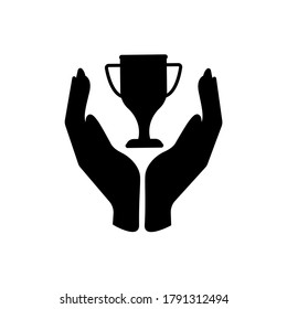 Copa en mano, entre dos palmas. Icono vectorial, silueta plana negra, aislada en fondo blanco, eps 10.