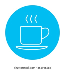 Cup of hot drink line Symbol für Web, Mobil und Infografiken. Vektorweißes Symbol auf hellblauem Kreis, einzeln auf weißem Hintergrund.