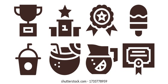 conjunto de iconos de taza. 8 iconos de taza rellenos.  Iconos modernos sencillos como: Soda, Trofeo, Bebida de coco, Podium, Lemonade, Ganador, Mérito, Helado