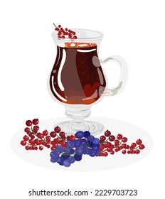 una taza de té con bayas sobre un fondo aislado