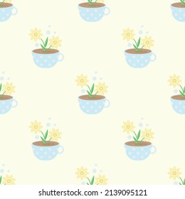 Eine Tasse Tee wie eine Blumentöpfe, blaue und gelbe Blumen. Nahtloser Hintergrund in pastellgelber Farbe. Vektorgrafik im einfachen, flachen Cartoon-Stil. 