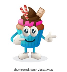 Mascota de torta con expresión de sonrisa y dedo señalador, ilustración de la mascota de quequitos