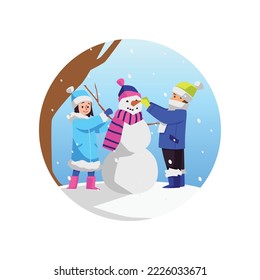 Cure a los niños haciendo snowman, vacaciones de invierno - ilustración vectorial plana aislada en fondo blanco. Icono circular de niños jugando en la nieve y decorando muñecos de nieve.