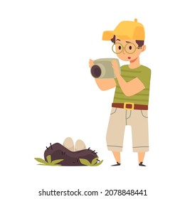 Curioso escolar explorando la naturaleza en la ilustración plana vectorial aislada en el fondo blanco. Niño de caricatura con cámara toma fotos de huevos en nido de pájaro. Educación infantil, estudio de todo el mundo