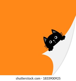 Esquina de papel curvada. El gato negro sostiene las esquinas de las páginas plegadas. Impresión de trazo. Feliz Halloween. Cute caricatura kawaii divertido personaje de un animal bebé. Plantilla de tarjeta de felicitación. Fondo naranja. Aislado. Vector