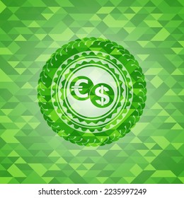 icono de cambio de moneda dentro del emblema verde con fondo de mosaico triangular. 