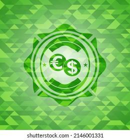 icono del cambio de moneda dentro de un emblema verde realista. Fondo mosaico. 