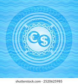 ícone de câmbio de moeda dentro do crachá azul celeste da água. 