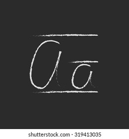 Letra cursiva una mano dibujada con tiza en un icono blanco vectorial de pizarra aislado en un fondo negro.
