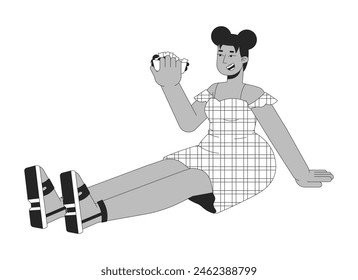 Mujer negra curvada que sostiene el personaje de dibujos animados de la línea 2D blanco y negro del sándwich. Mujer afroamericana con sobrepeso persona de perfil de Vector aislado. Ilustración de punto plano monocromático sobrecomiendo