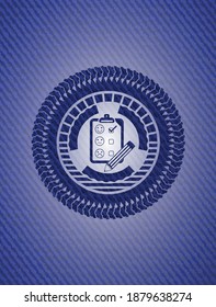 icono de comentarios del cliente dentro del emblema con textura de denim. 