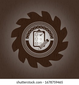 icono de comentarios de clientes dentro de un distintivo o emblema de madera