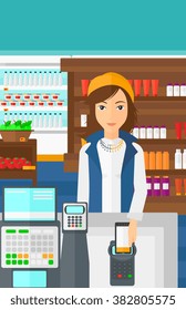 Cliente pagando con su smartphone usando terminal.