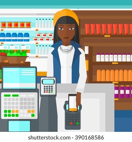Cliente pagando con smartphone usando terminal.