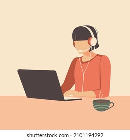 Servicio al cliente y concepto de centro de llamadas. Una mujer con auriculares y un micrófono en la mesa mira hacia un portátil. Ilustración de moda en estilo plano. Vector.