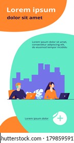 Representantes de asistencia al cliente que trabajan en el centro de llamadas. Personas con auriculares trabajando en una laptop en una ilustración vectorial plana de oficina. Concepto de servicio de soporte para banner, diseño de sitio web o página web de aterrizaje