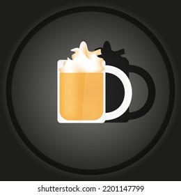 Cortar el latte de calabaza de papel en una taza de vidrio transparente con crema batida sobre un fondo negro elegante. Antecedentes con una bebida tonificante y vigorizante. Mug de cerveza ligera con espuma.