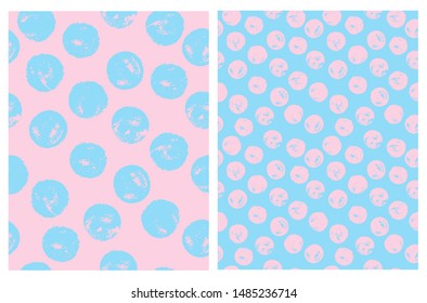 Conjunto de patrones de vectores de puntos irregulares de pincel abstracto. Puntos de pincel rosado aislados en un fondo azul. Blue Spots on a Pink. Diseño geométrico en color pastel brillante.Impresión simple con puntos para tejido,Textil.