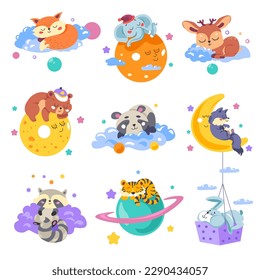 Personajes animales adorables durmiendo en la luna, la nube o el planeta. Personal aislado descansando, decoración de guardería o adorno de habitación infantil. Racco y zorro, ciervo y elefante. Vector de estilo plano