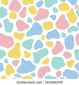Cute animal texture of the skin of a giraffe in a simple cartoon style. Vector seamless pattern perfect for packaging design, textile, wrapping paper, fabric, etc