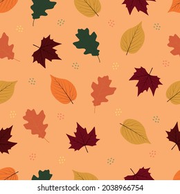 Rute Herbst nahtloses Muster mit Blättern. Herbstblätter aus Eiche, Ahorn und Pappel auf orangefarbenem Hintergrund.