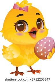 Lindo bebé pollito Pascua sosteniendo el huevo