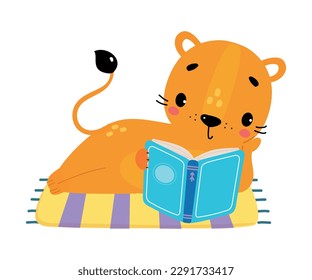 Un lindo libro de lectura de león. Funny inteligente personaje salvaje de animales africanos mintiendo con ilustración vectorial de caricatura de libros