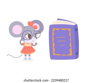 Ratón de bebé con gafas leyendo ilustración vectorial del libro. Caricatura aisló a un pequeño animal inteligente con anteojos y vestido parado cerca de un libro de papel abierto para leer y estudiar la clase escolar