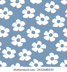 Un adorno lindo para bebés con flores blancas. Patrón floral sobre el fondo azul para las niñas lindas. Textura infantil suave de primavera con corazones. Papel de pared sin fisuras de vivero. Impresión más breve.