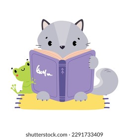 Un lindo libro de lectura de mapache. Gracioso personaje de animal salvaje listo sentado con ilustración vectorial de caricatura de libros