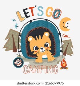 Dibujo animado de tigres pequeños acampando con carpa divertida en el bosque aislado en el vector de ilustración de fondo blanco, diseño de camisetas para niños.